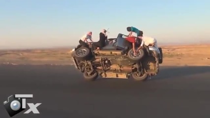 Саудитци сменят две гуми по време на движение!