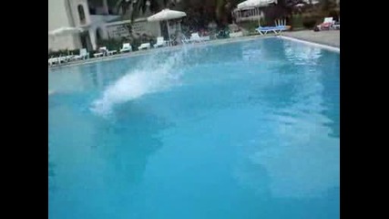 Бобката скача в басейна,  Messonghi Beach Hotel Corfu