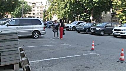 Майка остави бебето си само в кола, извикаха полиция