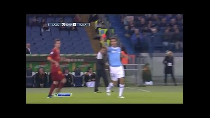 Защитник на Лацио показа червен картон на съдията