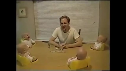 Баща се забавлява на масата с четиримата си сина