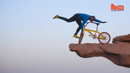 68 годишен мъж балансира на колело върху скала 92 метра висока