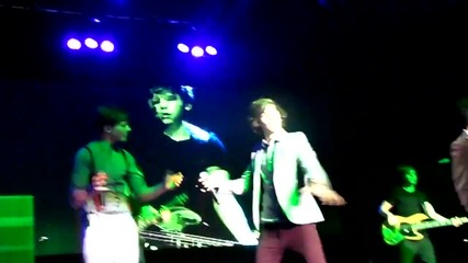 One Direction - Tell Me A Lie в Southend 19/12/11 на Up All Night Tour