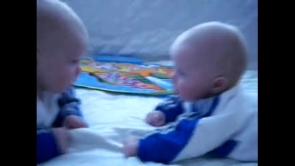Близнаците си говорят по мъжки :)