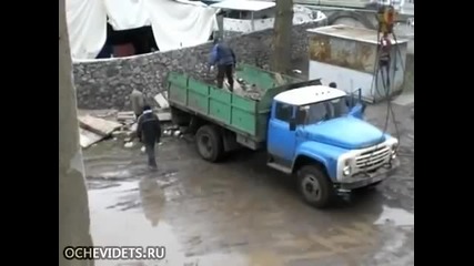 Как се разтоварва камион в Русия! Ето така