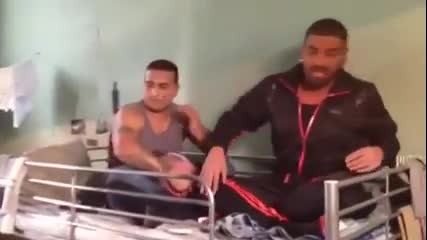 Азис пее от затвора