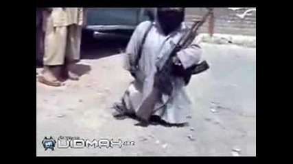 Афганистан лилипут с автомат 