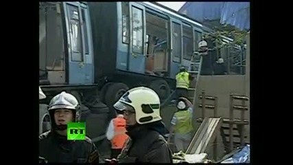 Влак се забива в жилищна сграда