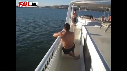 Тъпанар се опитва да направи скок във вода