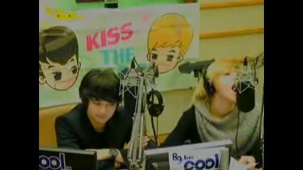 Taemin Ще лапне микрофона :x :d ^___^