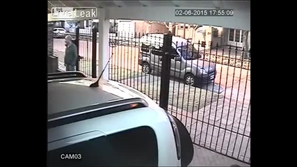 Жена се спасява по много тактичен начин при опит за кражба