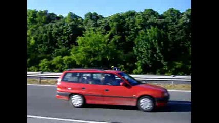 Honda Cbr 1000rr профучава с 250 по магистралата - Варна