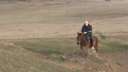 Руският топ боец язди кон 