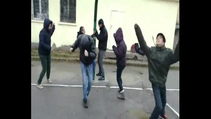Българи избухват в стил (harlem shake) ^^