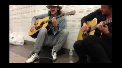 Jared Leto пее The Kill в Nyc subwaystation