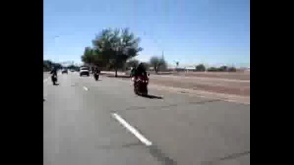 Yamaha Yzf R1 Се Движи На Задна Гума
