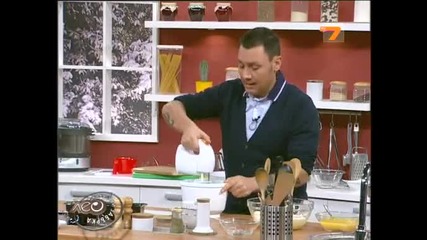 Лео приготвя английски кейк