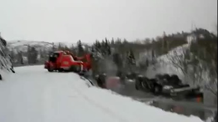 2 камиона пропадат в пропаст