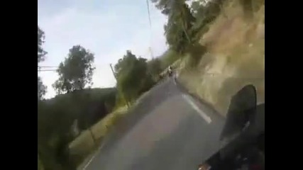 Моторист се блъска челно в кола