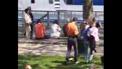 Заразно Болен На Улицата (смях) 