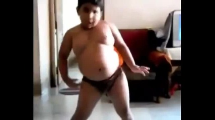 Дебело момче танцува на Азис