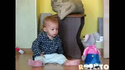 Бебе се плаши от играчка
