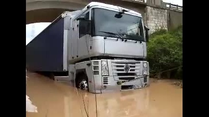 Rescate Camion Atrapado Por Subida De Rio