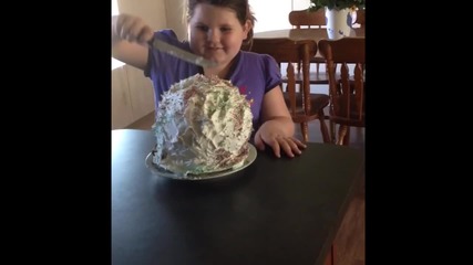 Дете си мисли, че реже торта - Смях !