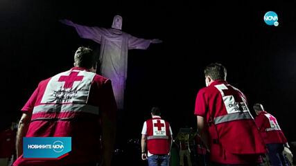Осветиха в униформа на Червения кръст статуята на Исус в Рио
