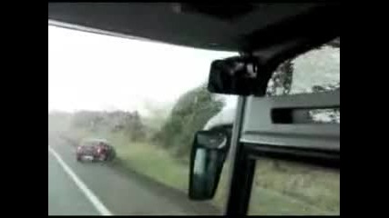 Торнадо срещу автобус 
