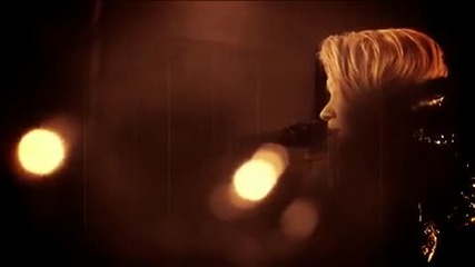 Весели Празници с Shakira - Santa Baby 