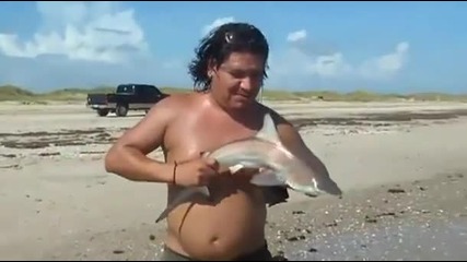 Акула захапва човек и за секунди прави рана