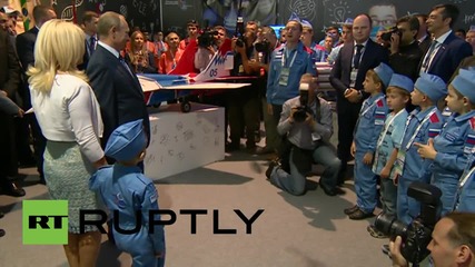 Russia: Putin handles giant 'flying' axe at MAKS-2015