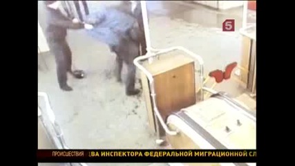 Чеченци пребиват милиционер в Петербург 
