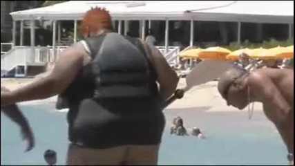 Дебела жена се опитва да плува с каяк