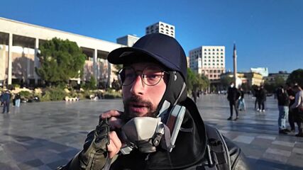 Протестиращи нападнаха с камъни централата на управляващата партия в Албания