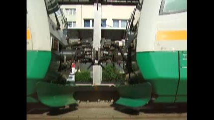 Съединяване на два влака от регионалната железница "vogtlandbahn" в Цвикау