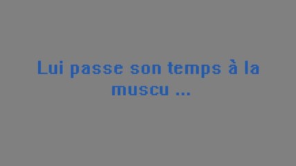 Un mec humili au bras de fer par une fille.