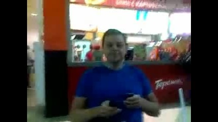 Маце с Много Къса Поличка Пред Макдоналдс