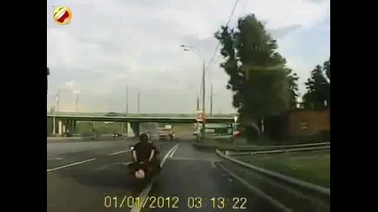 Моторист облада половинката си в движение (видео 18+)