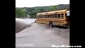 Шофьор на училищен автобус преминава през голям поток с вода