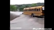 Шофьор на училищен автобус преминава през голям поток с вода
