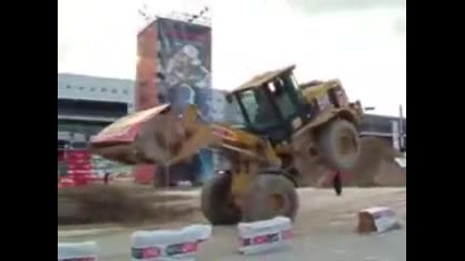 шофиор кара багер на предна гума