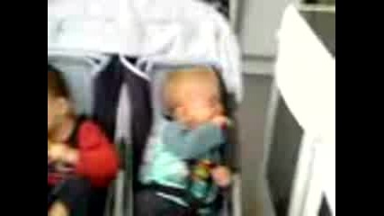 близначета, едното сърдито  ДЗЪМА