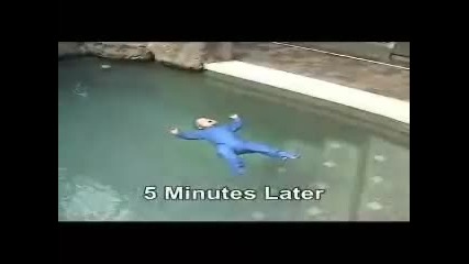 Невероятно: Бебе пада в басейн 