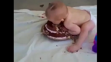 Бебе яде торта (смях)