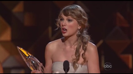 Taylor Swift Wins Entertainer Of The Year - Cma Awards 2011