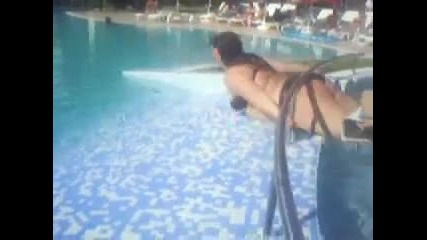 Дебеланка в басейн 
