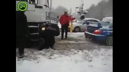 Subaru Impreza дърпа затънал Тир