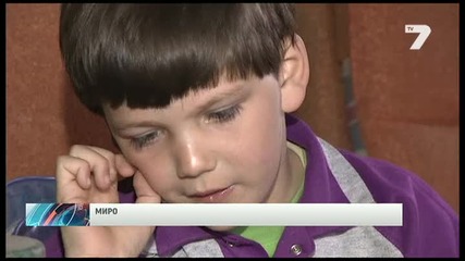 Самотен баща отглежда детето си в обор